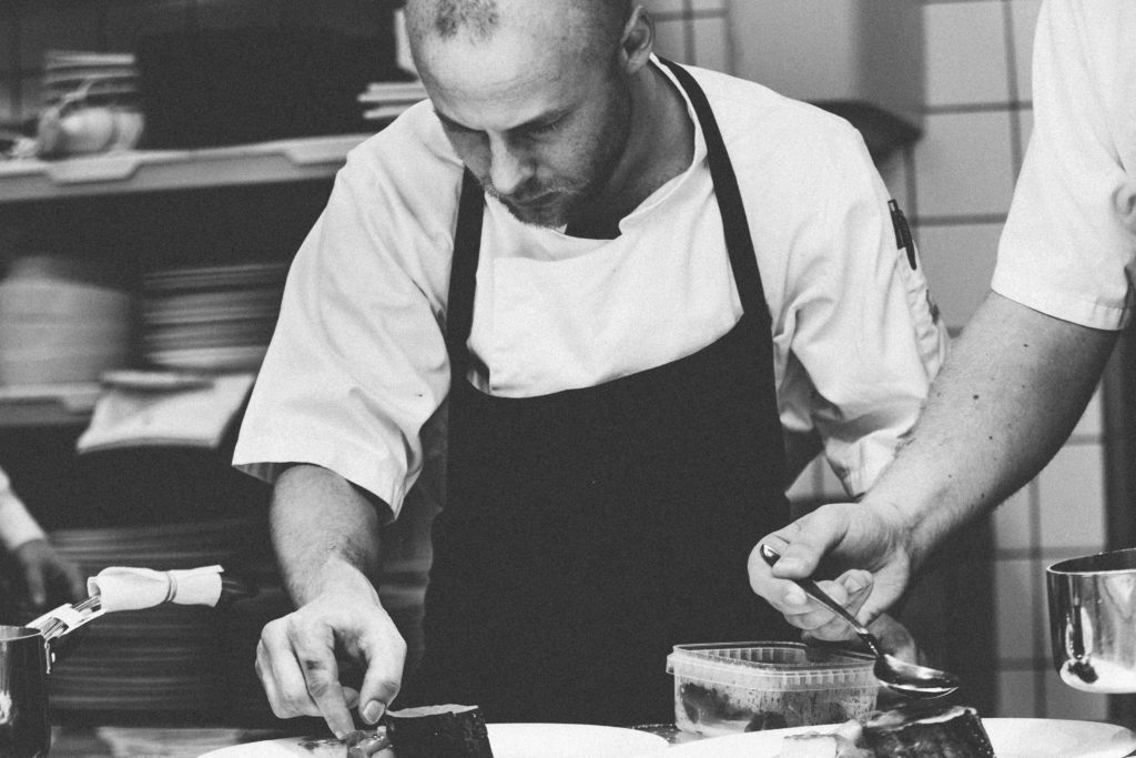 chef à domicile préparant un repas