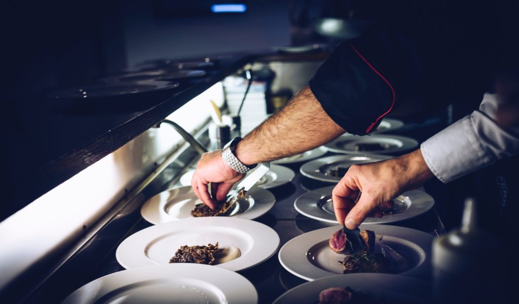 Chef à domicile préparant plusieurs plats 