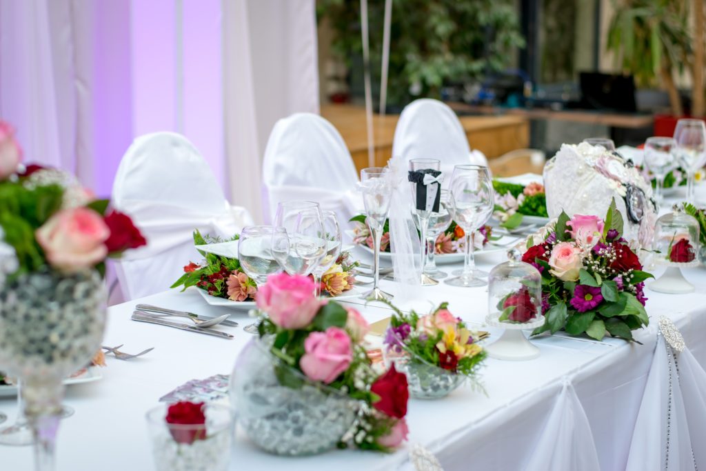 Table de mariés blanche avec des fleurs pour un mariage avec un traiteur à Lyon