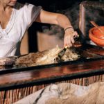 femme faisant un barbecue pour des convives d'une entreprise lyonnaise