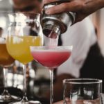 Barman versant un cocktail dans un verre