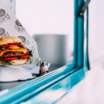 burger sur le rebord d'un food truck