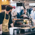 gérant d'un food truck regardant la foule