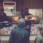 groupe de personnes attendant devant un food truck