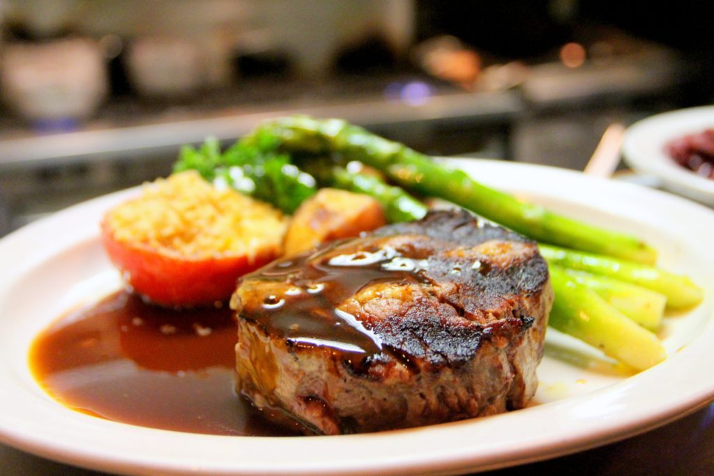 plat d'un boeuf provenant d'un traiteur français à lyon